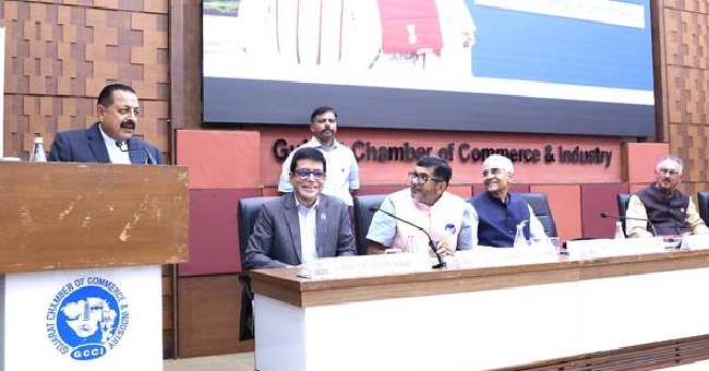 अहमदाबादः गुजरात चैंबर ऑफ कॉमर्स एंड इंडस्ट्री में एक संवाददाता सम्मेलन को संबोधित करते केंद्रीय विज्ञान एवं प्रौद्योगिकी राज्य मंत्री (स्वतंत्र प्रभार), पृथ्वी विज्ञान तथा प्रधानमंत्री कार्यालय, परमाणु ऊर्जा विभाग, अंतरिक्ष विभाग, कार्मिक, लोक शिकायत और पेंशन राज्य मंत्री डॉ. जितेंद्र सिंह