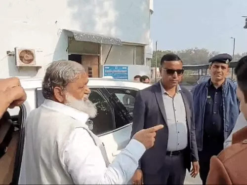 फाईल फोटो 14आरटीके-3 रोहतक में रेड के दौरान अधिकारियों को निर्देश देते अनिल विज। फाईल फोटो 14आरटीके-3 रोहतक में रेड के दौरान अधिकारियों को निर्देश देते अनिल विज।