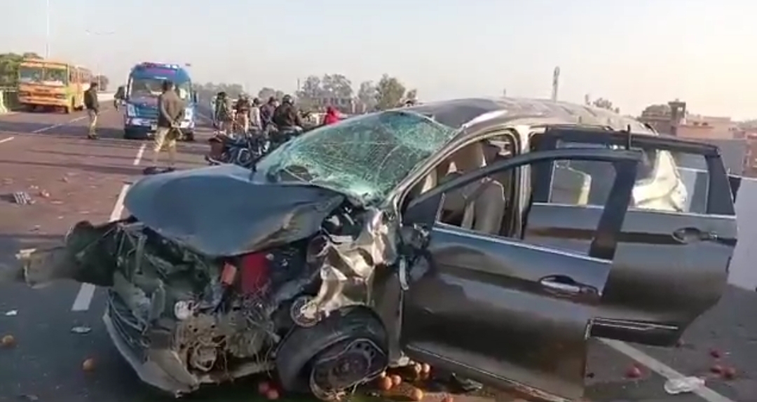 हादसे के बाद छतिग्रस्त वाहन हादसे के बाद छतिग्रस्त वाहन