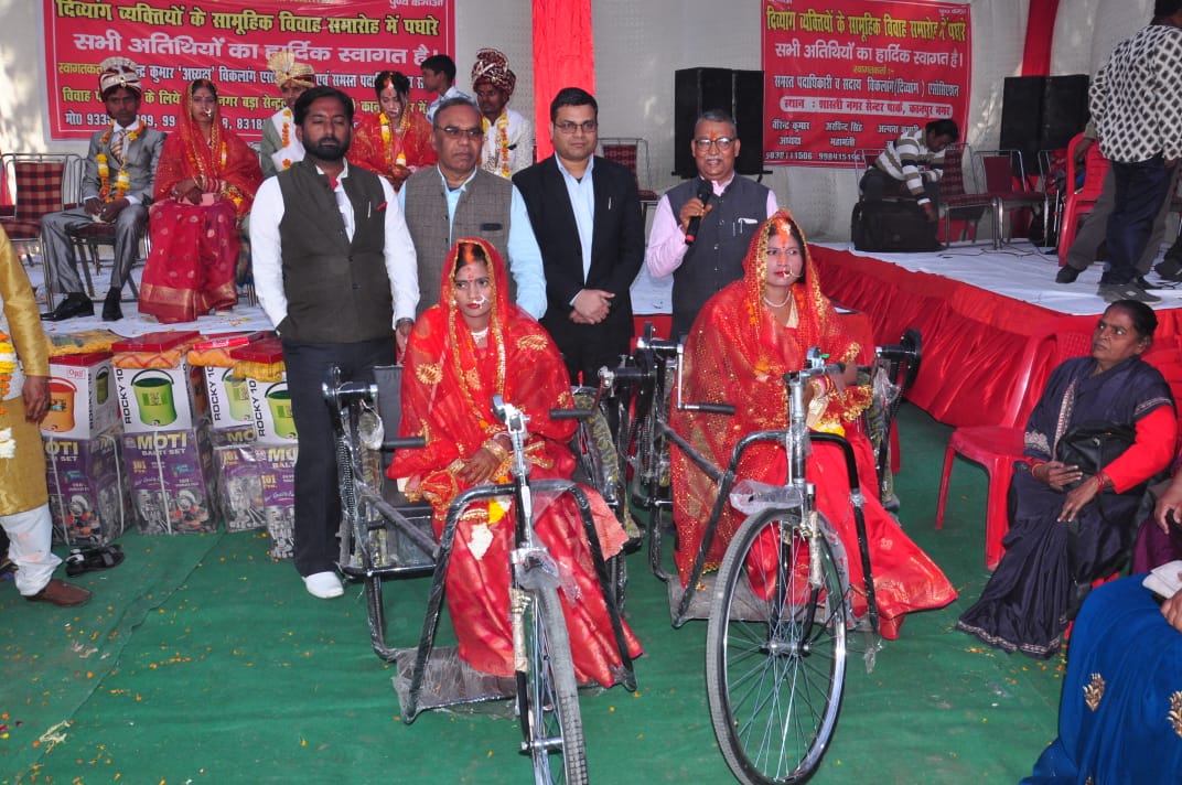 वधुओं को दी गयी ट्राइसाइकिल