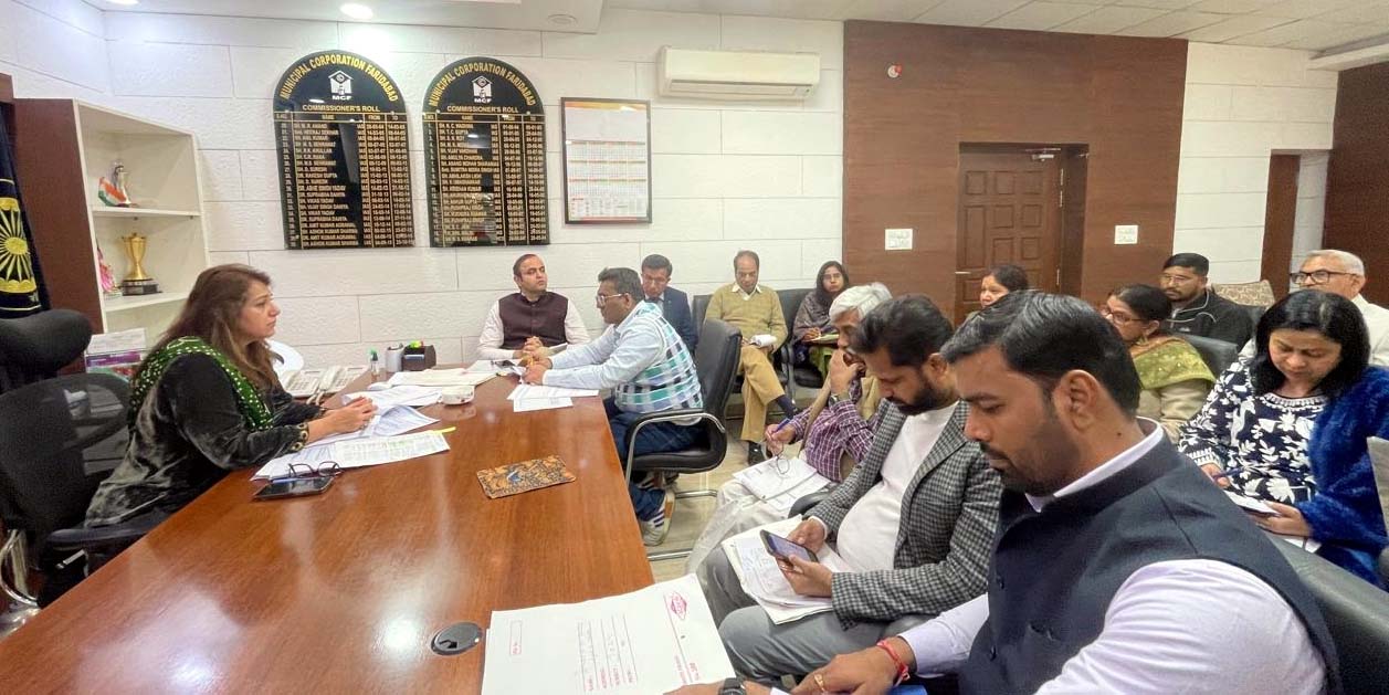 प्रोपर्टी टैक्स संबंधित बैठक लेते हुए निगम कमिश्नर ए मोना श्रीनिवास प्रोपर्टी टैक्स संबंधित बैठक लेते हुए निगम कमिश्नर ए मोना श्रीनिवास