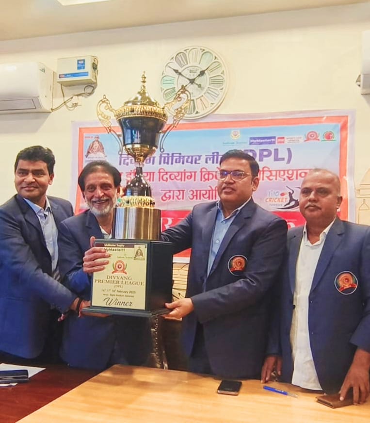 प्रीमियर लीग क्रिकेट मैच के ट्राफी का अनावरण प्रीमियर लीग क्रिकेट मैच के ट्राफी का अनावरण