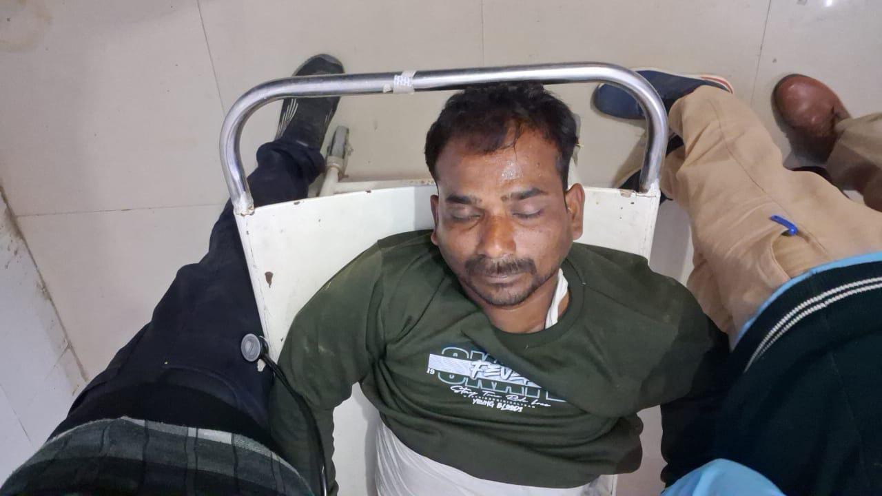 पुलिस मुठभेड़ में घायल अपराधी। पुलिस मुठभेड़ में घायल अपराधी।