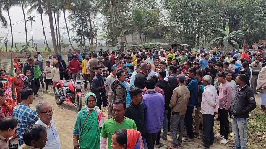 मायोंग गोरूमोरा में हुए हमले को लेकर प्रदर्शन कर रहे लोग।