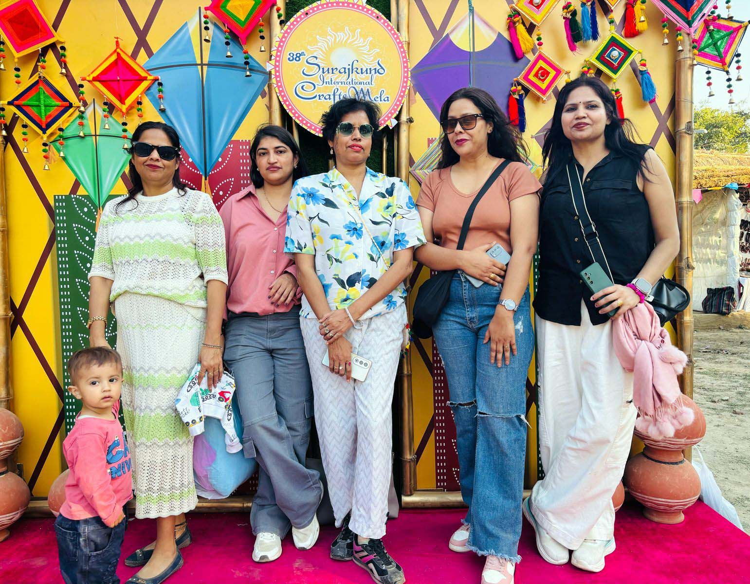 फरीदाबाद के सूरजकुंड में चल रहे अंतरराष्ट्रीय शिल्प मेले का लुत्फ उठाते पर्यटक। फरीदाबाद के सूरजकुंड में चल रहे अंतरराष्ट्रीय शिल्प मेले का लुत्फ उठाते पर्यटक।