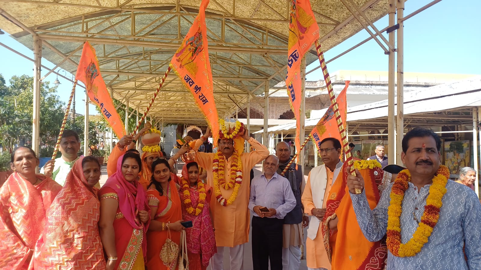 कलशयात्रा के साथ जगद्गुरू आश्रम में श्रीमद् भगवद कथा शुरू कलशयात्रा के साथ जगद्गुरू आश्रम में श्रीमद् भगवद कथा शुरू