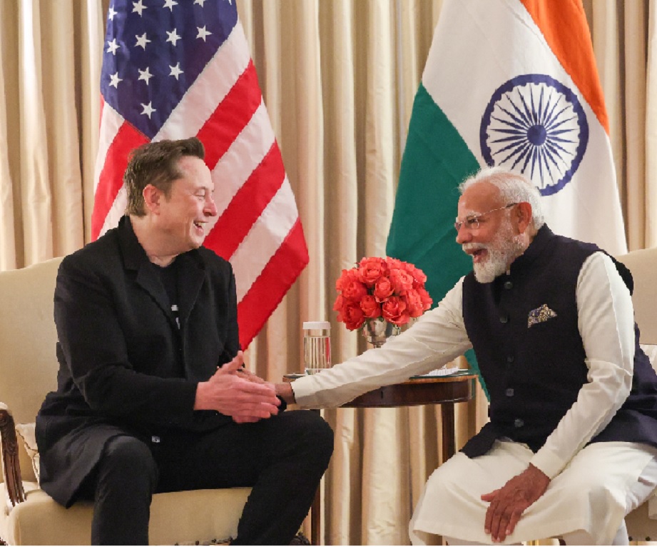 अमेरिकी राष्ट्रपति के अतिथि गृह ब्लेयर हाउस में प्रधानमंत्री नरेन्द्र मोदी और एलन मस्क। अमेरिकी राष्ट्रपति के अतिथि गृह ब्लेयर हाउस में प्रधानमंत्री नरेन्द्र मोदी और एलन मस्क।