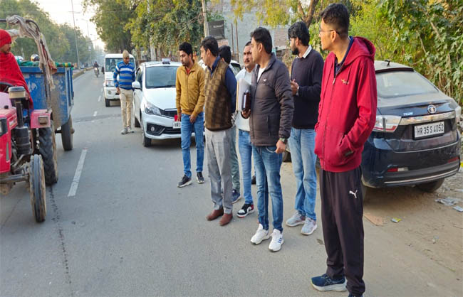 शहर में सफाई व्यवस्था का जायजा लेते डीएमसी डॉ आनंद कुमार शर्मा। शहर में सफाई व्यवस्था का जायजा लेते डीएमसी डॉ आनंद कुमार शर्मा।