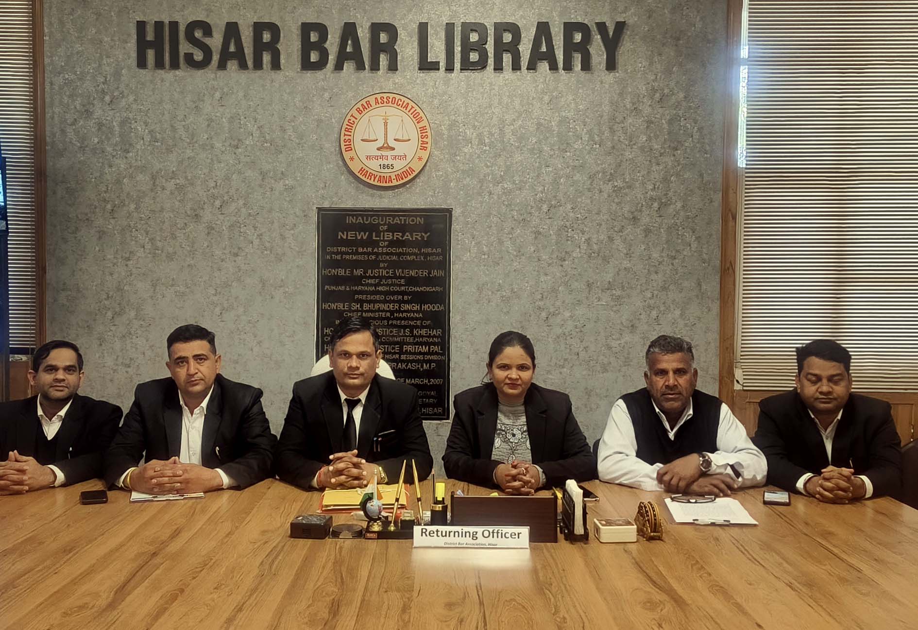 बार एसोसिएशन के चुनाव में नामांकन वापसी के अवसर पर उपस्थित चुनाव अधिकारी व सह चुनाव अधिकारी। बार एसोसिएशन के चुनाव में नामांकन वापसी के अवसर पर उपस्थित चुनाव अधिकारी व सह चुनाव अधिकारी।