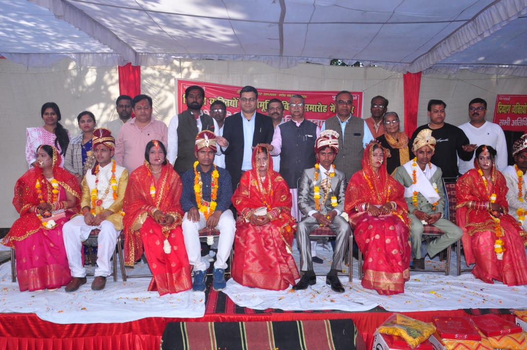 सामूहिक विवाह के दौरान लिया गया ग्रुप फोटो