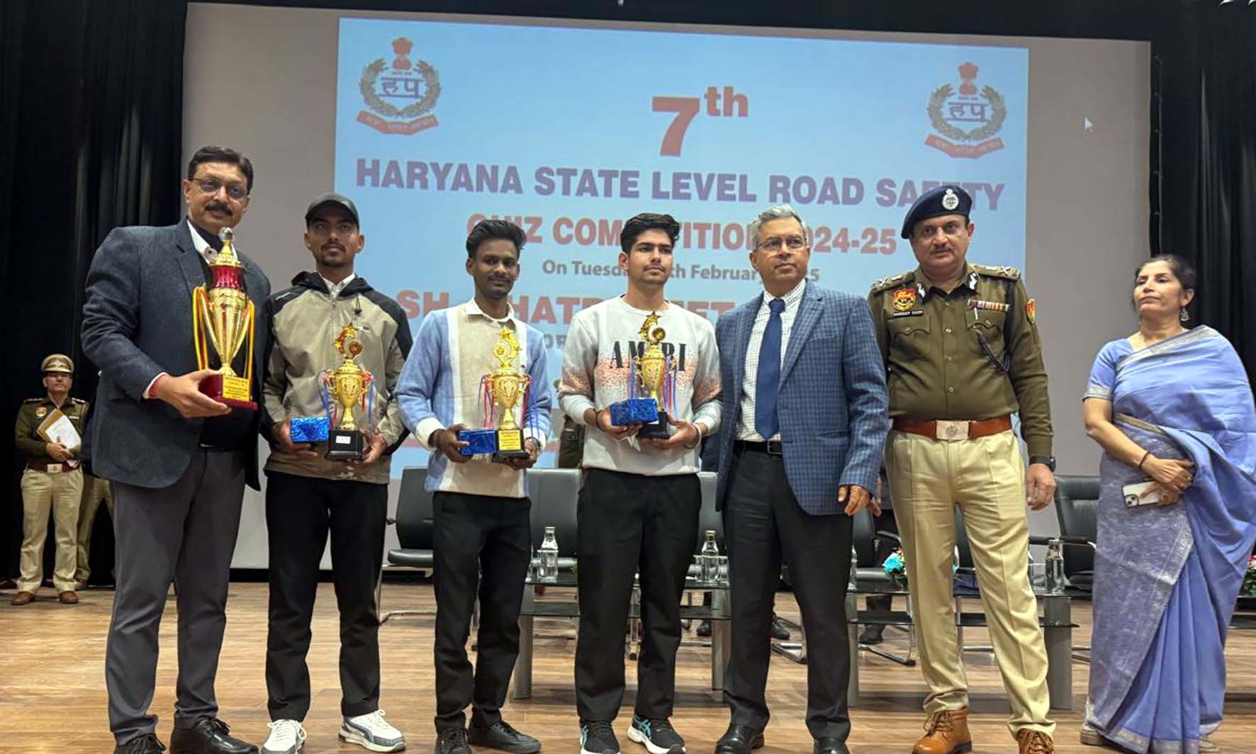 आदमपुर बहु तकनीकी टीम को सम्मानित करते डीजीपी शत्रुजीत कपूर व अन्य अधिकारी। आदमपुर बहु तकनीकी टीम को सम्मानित करते डीजीपी शत्रुजीत कपूर व अन्य अधिकारी।