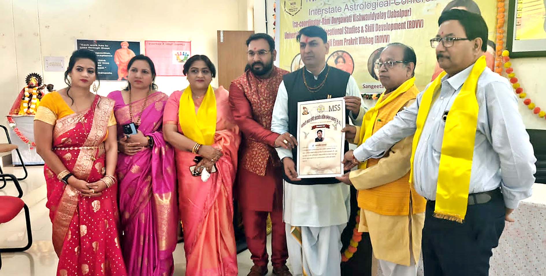 डॉ. बलजीत शास्त्री को ज्योतिष भूषण की मानद उपाधि से सम्मानित हुए कार्यक्रम के आयोजक। डॉ. बलजीत शास्त्री को ज्योतिष भूषण की मानद उपाधि से सम्मानित हुए कार्यक्रम के आयोजक।
