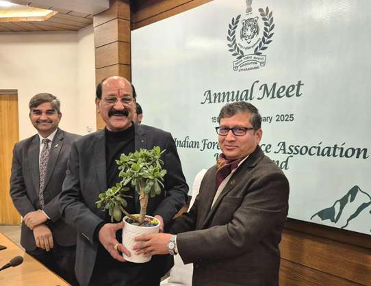 वन मंत्री सुबाेध उनियाल काे पाैधा भेंट करते वन विभाग के अधिकारी। वन मंत्री सुबाेध उनियाल काे पाैधा भेंट करते वन विभाग के अधिकारी।