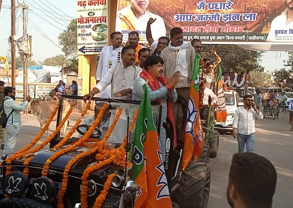 रामू रोहरा के जीत के बाद शहर में निकली रैली में शहरवासियों का आभार जताते हुए।