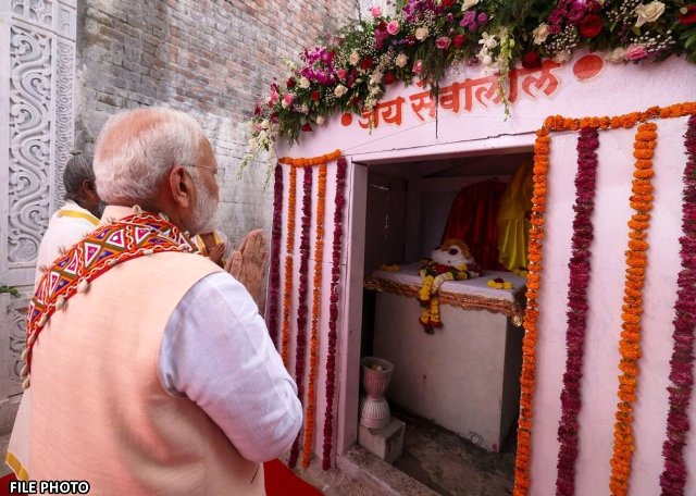प्रधानमंत्री नरेन्द्र मोदी संत सेवालाल महाराज की समाधि के दर्शन करते हुए (फाइल फोटो) प्रधानमंत्री नरेन्द्र मोदी संत सेवालाल महाराज की समाधि के दर्शन करते हुए (फाइल फोटो)