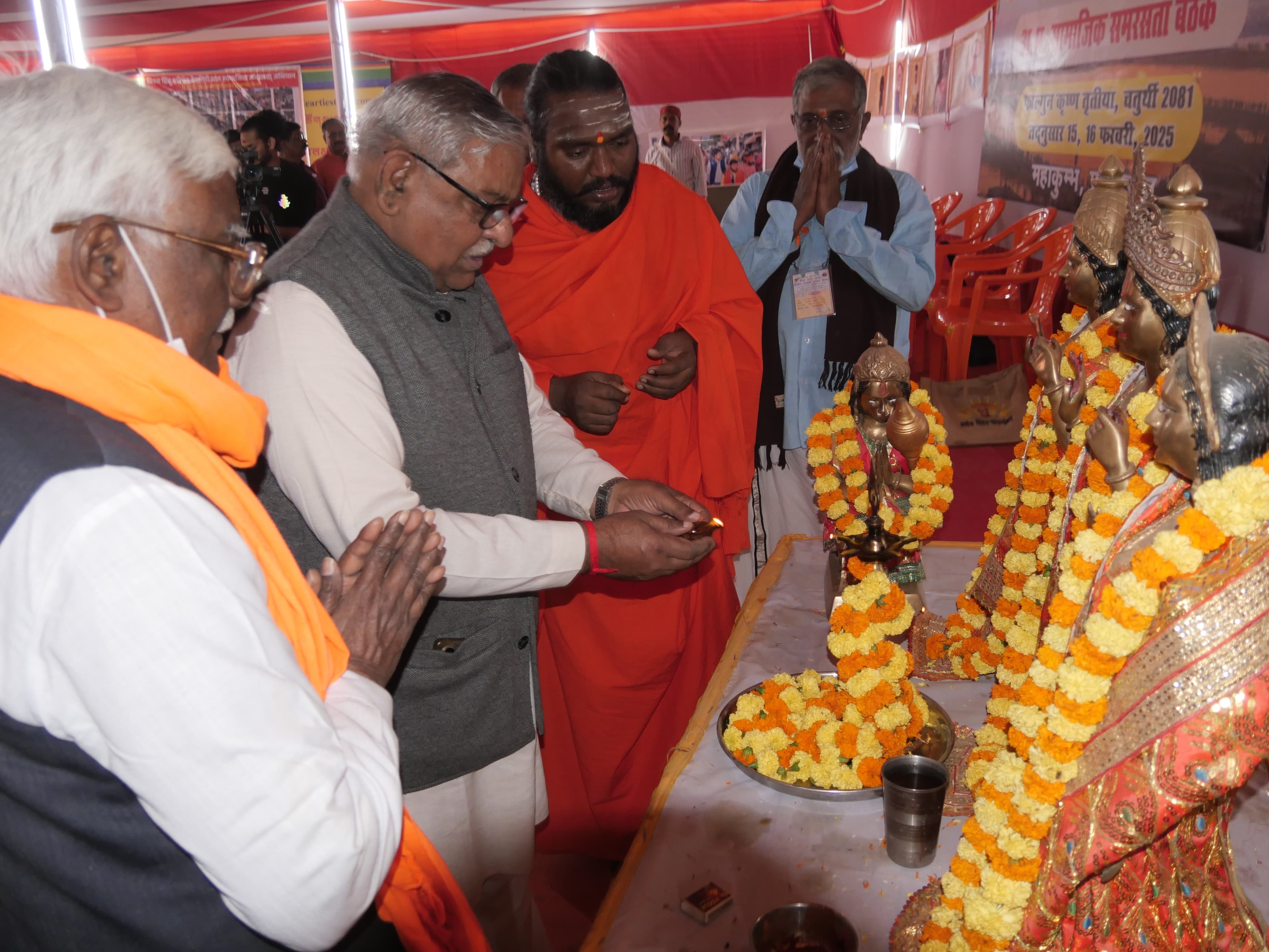 दीप प्रज्वलित करते हुए बजरंग लाल दीप प्रज्वलित करते हुए बजरंग लाल