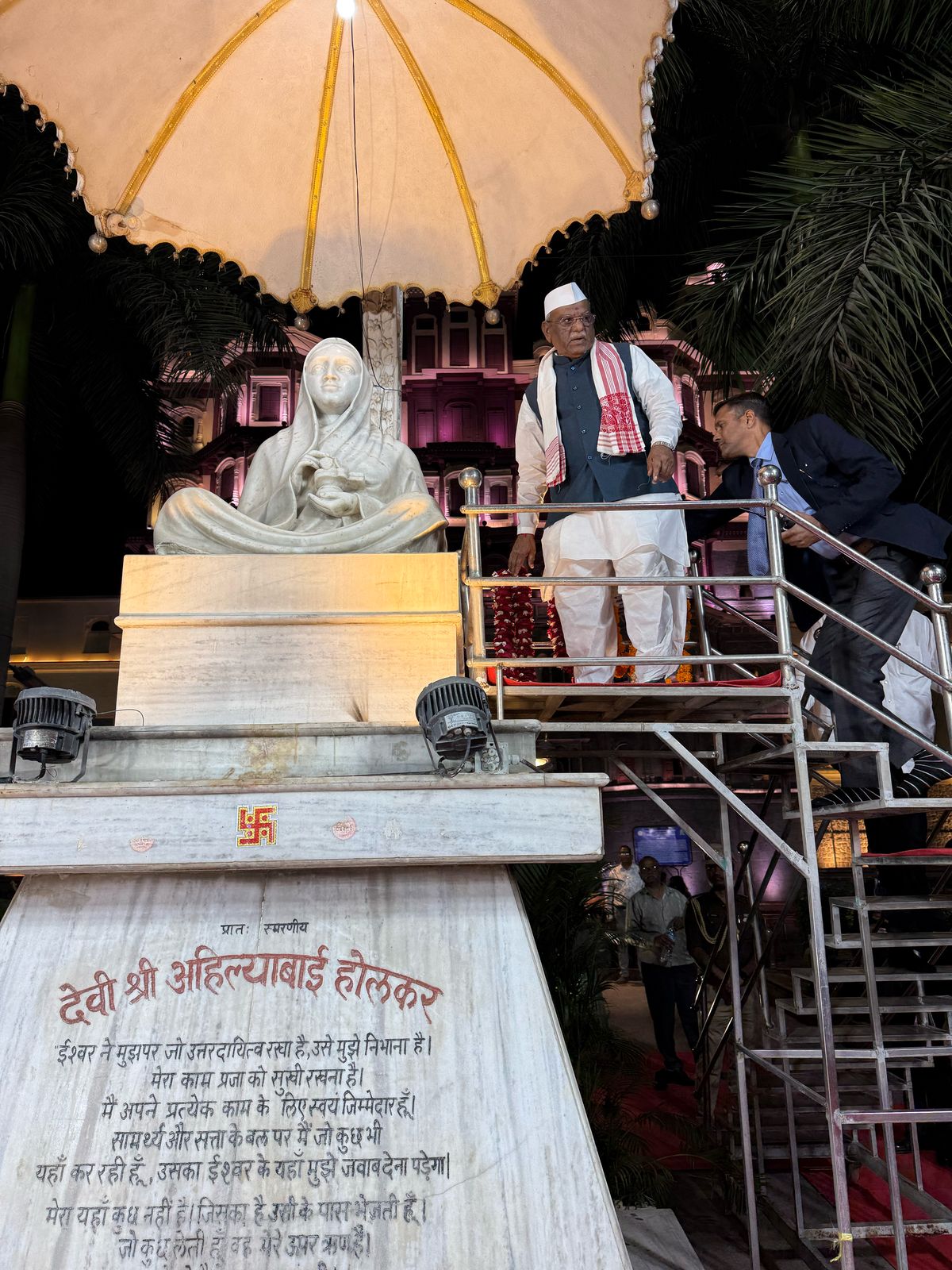 अहिल्याबाई होलकर की प्रतिमा पर माल्यार्पण किया अहिल्याबाई होलकर की प्रतिमा पर माल्यार्पण किया