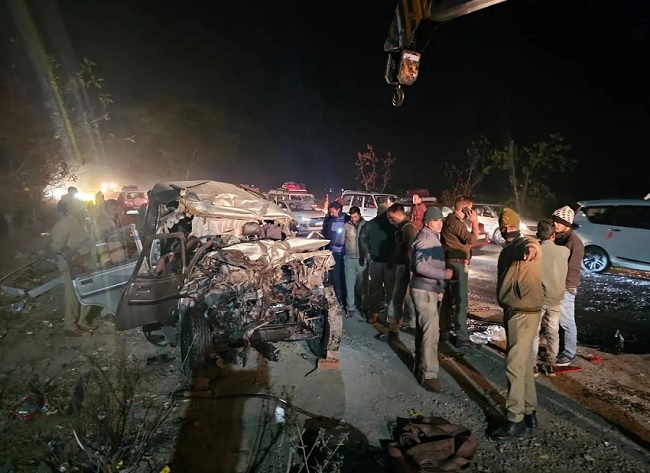 मेजा में हुए सड़क हादसे में बोलेरो चकनाचूर। मेजा में हुए सड़क हादसे में बोलेरो चकनाचूर।