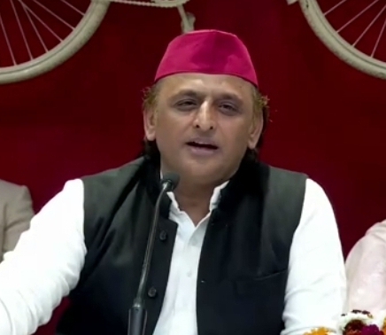 समाजवादी पार्टी के प्रदेश कार्यालय पर आयोजित पत्रकार वार्ता में अखिलेश यादव समाजवादी पार्टी के प्रदेश कार्यालय पर आयोजित पत्रकार वार्ता में अखिलेश यादव