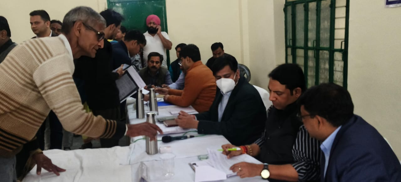 अधिकारियों के साथ जनसुनवाई करते विधायक अधिकारियों के साथ जनसुनवाई करते विधायक