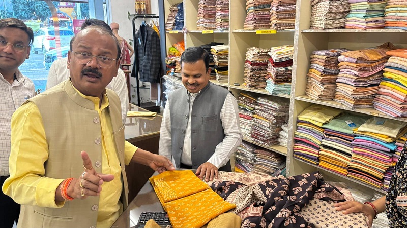 राज्यमंत्री जायसवाल ने मृगनयनी, कबीरा और विंध्यावैली स्टोर का किया निरीक्षण राज्यमंत्री जायसवाल ने मृगनयनी, कबीरा और विंध्यावैली स्टोर का किया निरीक्षण