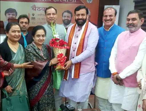 हरियाणा के मुख्यमंत्री नायाब सिंह सैनी के साथ भाजपा की मेयर उम्मीदवार प्रवीण जोशी अपने पति संदीप जोशी के साथ (फाइल फोटो) हरियाणा के मुख्यमंत्री नायाब सिंह सैनी के साथ भाजपा की मेयर उम्मीदवार प्रवीण जोशी अपने पति संदीप जोशी के साथ (फाइल फोटो)