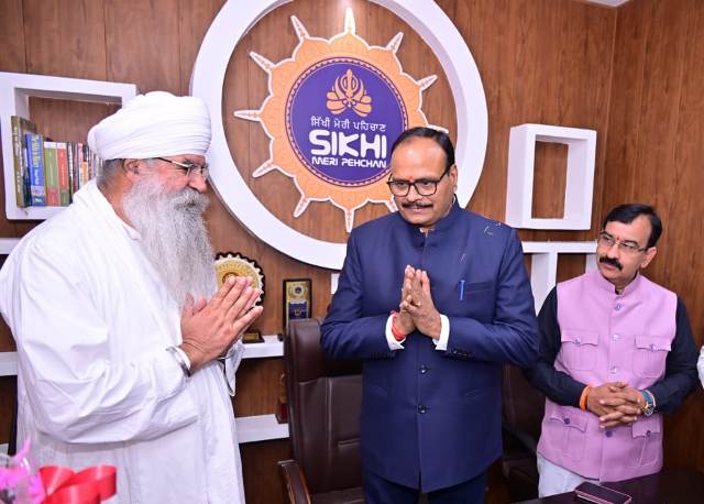 जत्थेदार बाबा महिंदर सिंह का आशीर्वाद लेते उपमुख्यमंत्री ब्रजेश पाठक (फोटो) जत्थेदार बाबा महिंदर सिंह का आशीर्वाद लेते उपमुख्यमंत्री ब्रजेश पाठक (फोटो)