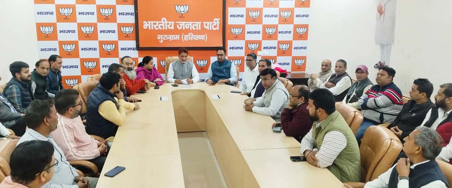 फाेटाे नंबर-4: गुरुग्राम भाजपा कार्यालय में बैठक लेते सांसद सुभाष बराला। फाेटाे नंबर-4: गुरुग्राम भाजपा कार्यालय में बैठक लेते सांसद सुभाष बराला।