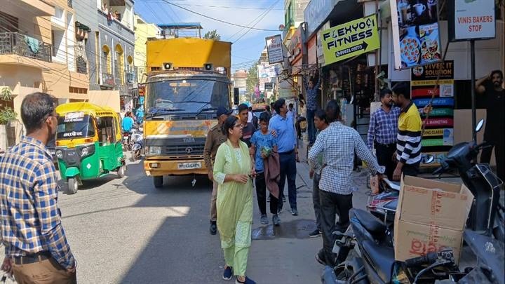 इंदौरः यातायात बाधित करने वालों के विरूद्ध कार्रवाई इंदौरः यातायात बाधित करने वालों के विरूद्ध कार्रवाई