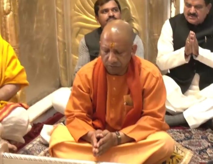 मुख्यमंत्री योगी आदित्यनाथ काशी विश्वनाथ मंदिर में मुख्यमंत्री योगी आदित्यनाथ काशी विश्वनाथ मंदिर में