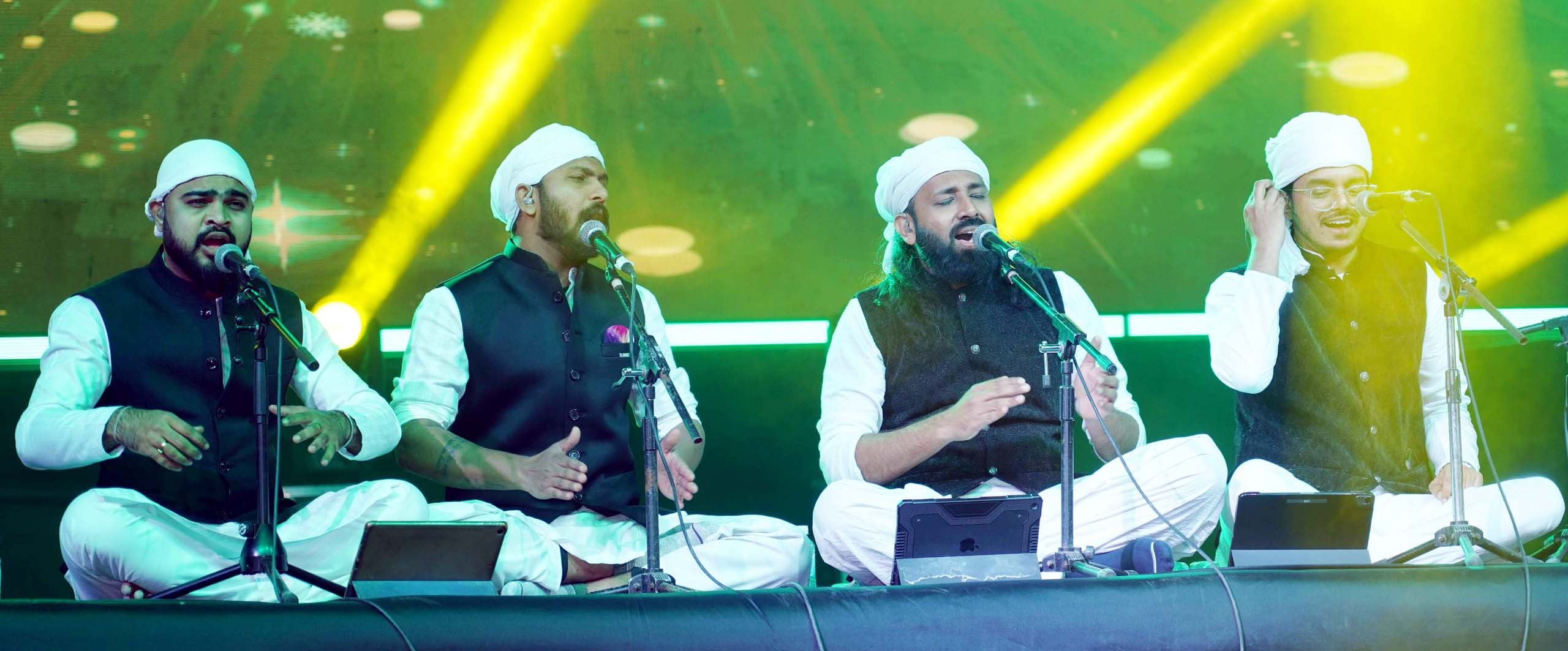 सूरजकुंड अंतरराष्ट्रीय शिल्प मेले की महा चौपाल पर सांस्कृतिक संध्या में प्रस्तुति देते ए.आर. रहमान के के.एम. सूफी एंसेंबल ग्रुप के कलाकार।