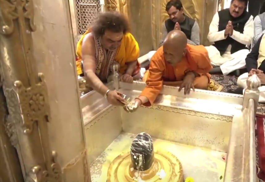 मुख्यमंत्री योगी आदित्यनाथ काशी विश्वनाथ मंदिर में मुख्यमंत्री योगी आदित्यनाथ काशी विश्वनाथ मंदिर में