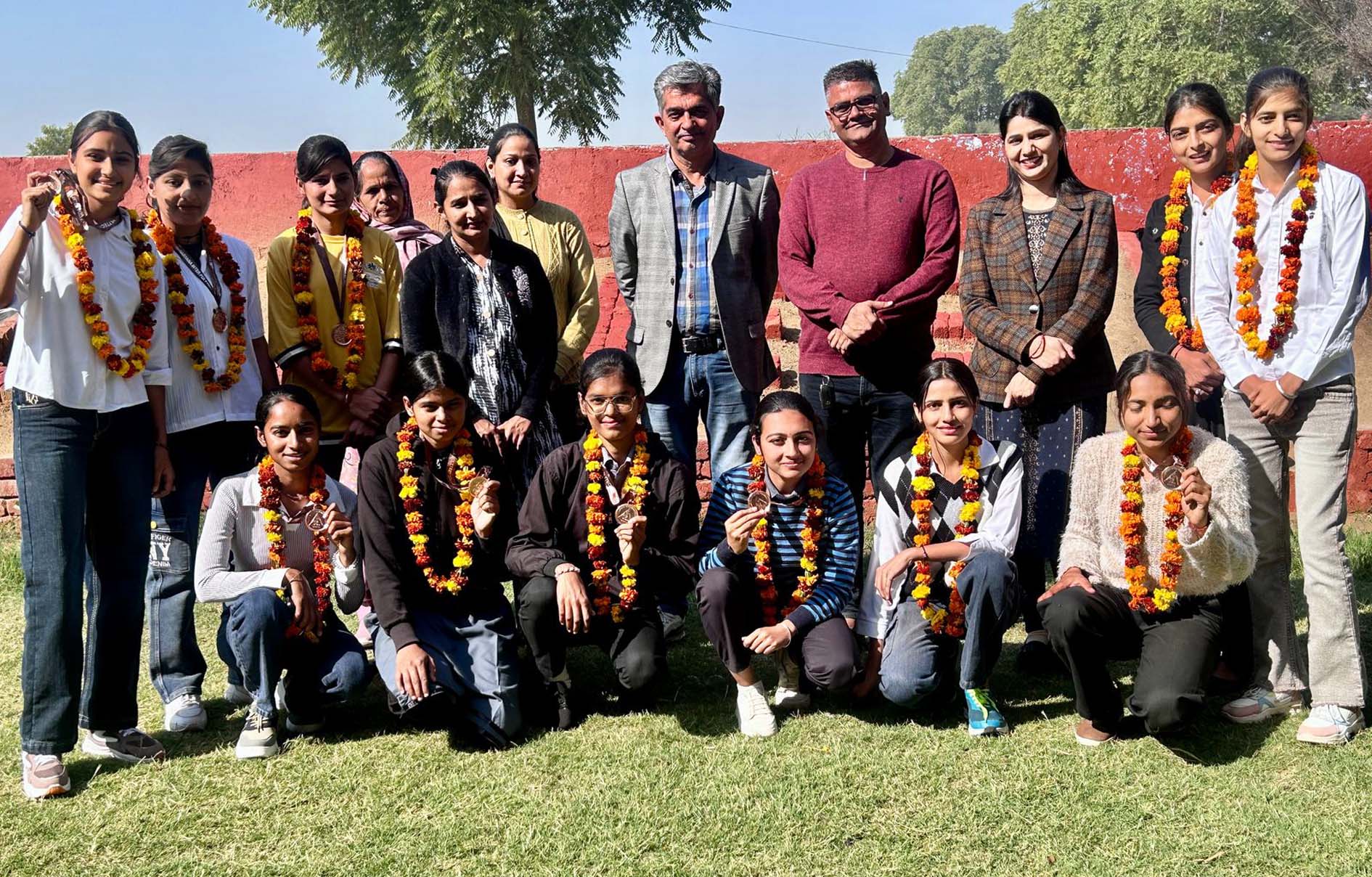 इंटर-पॉलिटेक्निक कबड्डी टुर्नामेंट में कांस्य पदक जीतने वाली टीम अधिकारियों के साथ। इंटर-पॉलिटेक्निक कबड्डी टुर्नामेंट में कांस्य पदक जीतने वाली टीम अधिकारियों के साथ।