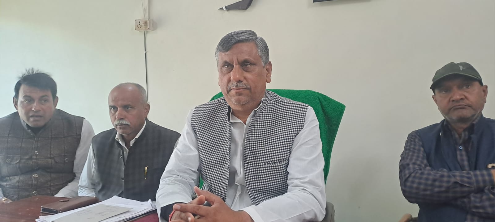 सादाबाद विधायक गुड्डू चौधरी ने की प्रेस कॉन्फ्रेंस का फोटो सादाबाद विधायक गुड्डू चौधरी ने की प्रेस कॉन्फ्रेंस का फोटो