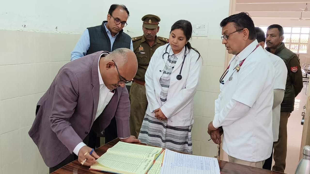 निरीक्षण के दौरान जिलाधिकारी जितेंद्र प्रताप सिंह निरीक्षण के दौरान जिलाधिकारी जितेंद्र प्रताप सिंह