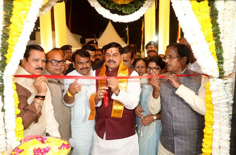 मुख्यमंत्री ने हेरिटेज थीम पर बने जी प्लस वन सामुदायिक भवन और विभिन्न विकास कार्यों का भूमि-पूजन एवं लोकार्पण किया मुख्यमंत्री ने हेरिटेज थीम पर बने जी प्लस वन सामुदायिक भवन और विभिन्न विकास कार्यों का भूमि-पूजन एवं लोकार्पण किया
