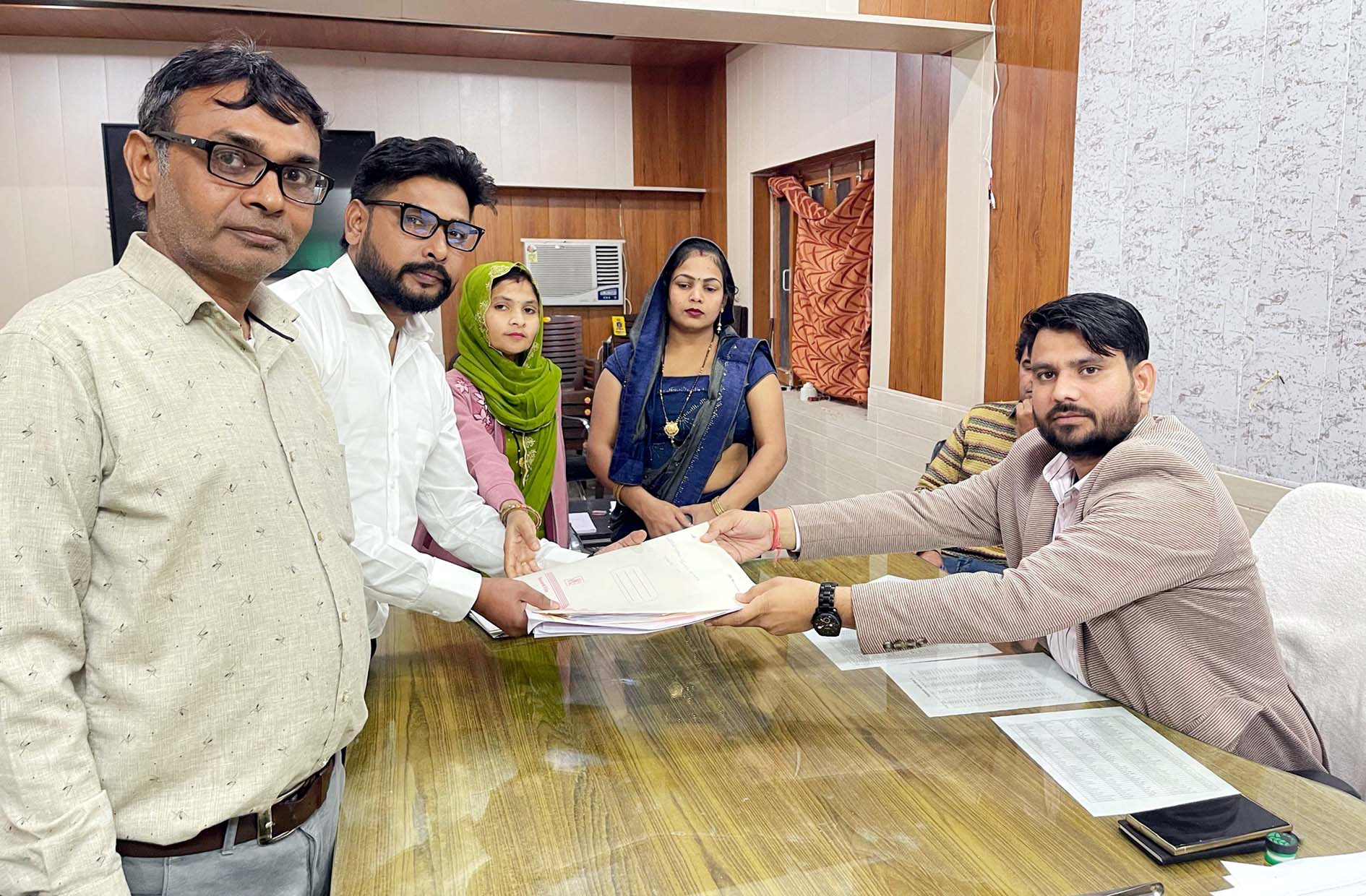सुनील चौहान अपना नामांकन दाखिल करते हुए। सुनील चौहान अपना नामांकन दाखिल करते हुए।