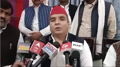 प्रेसवार्ता करते सांसद धर्मेंद्र यादव
