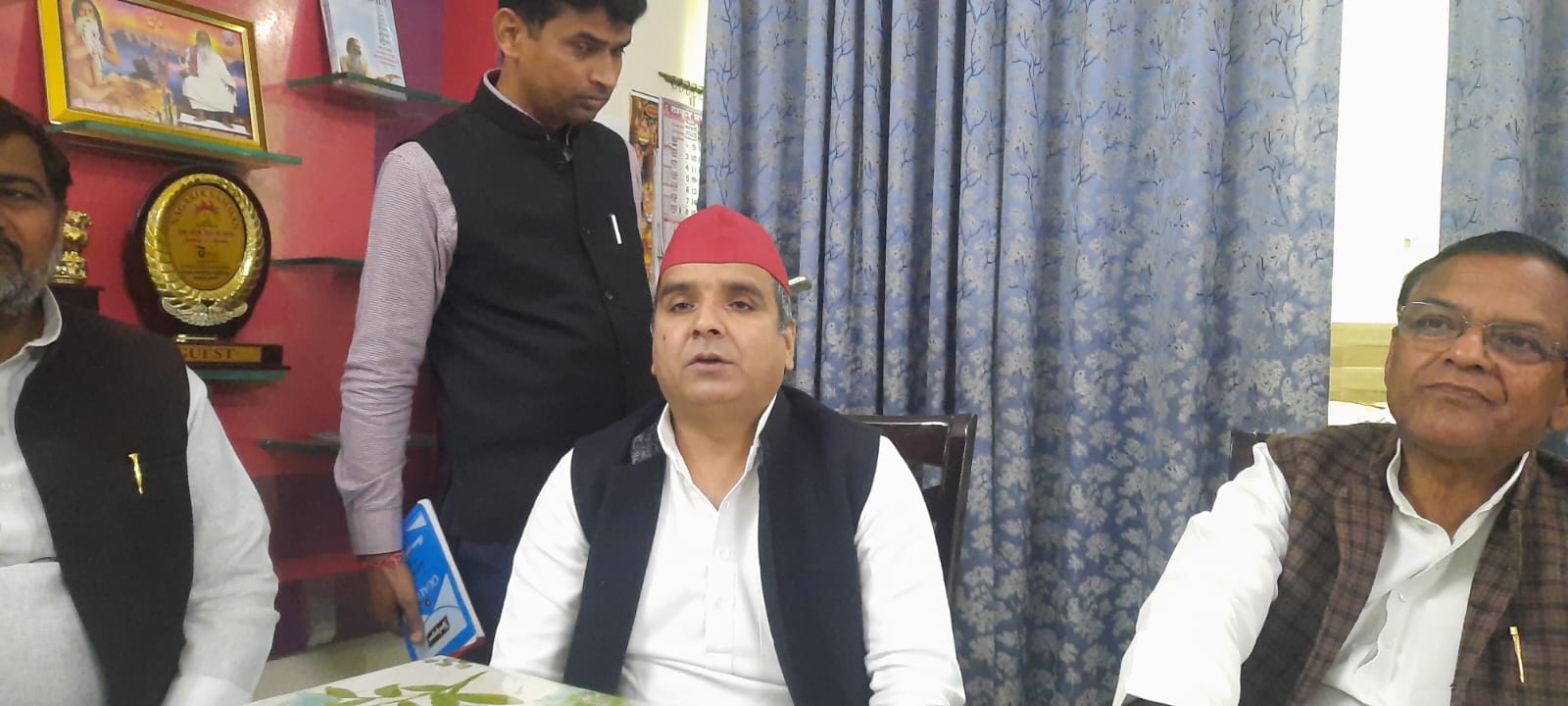 पार्टी कार्यालय पर सांसद धर्मेंद्र यादव पार्टी कार्यालय पर सांसद धर्मेंद्र यादव