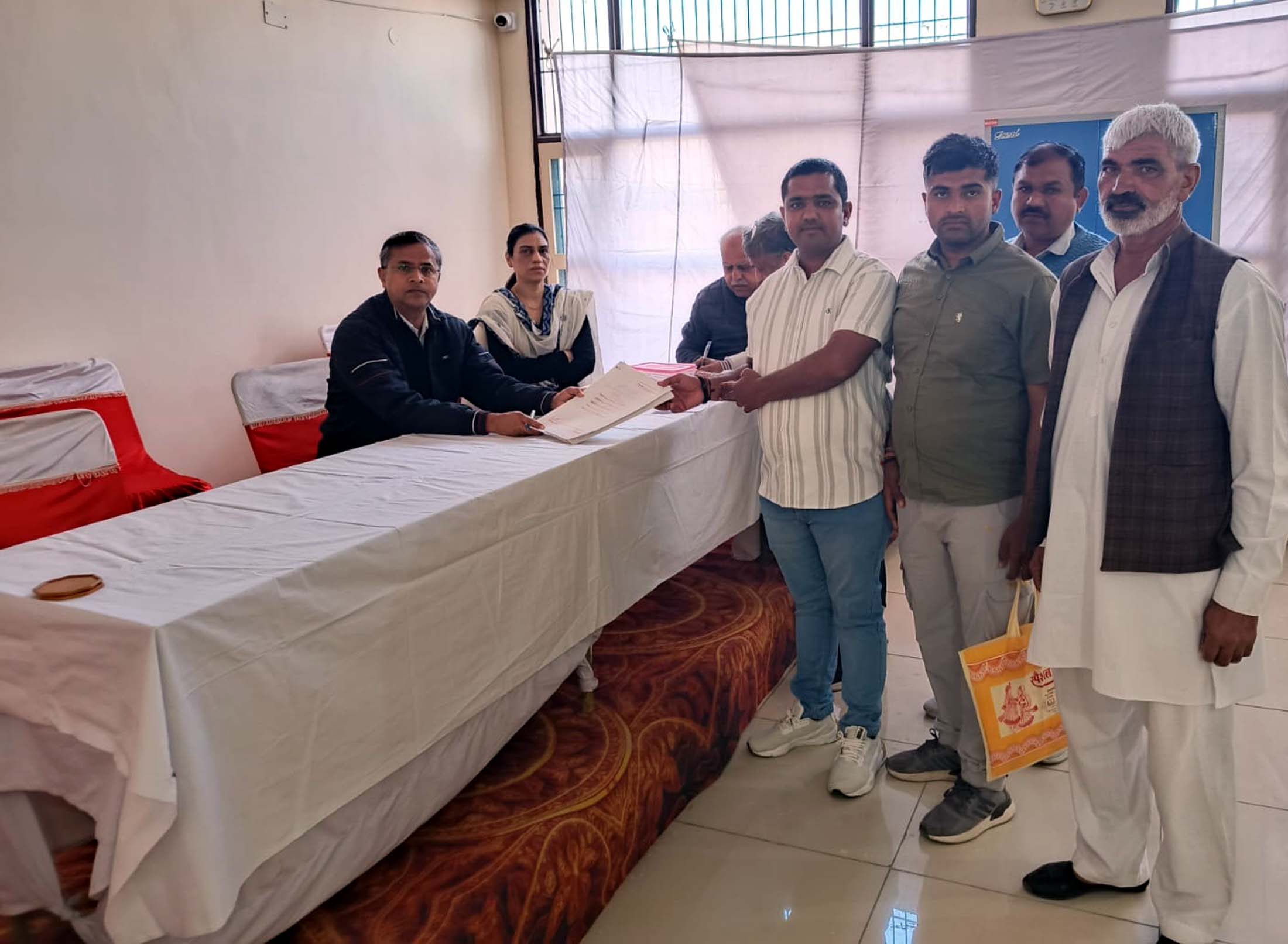 जुलाना तहसील कार्यालय में नामांकन दाखिल करते उम्मीदवार। जुलाना तहसील कार्यालय में नामांकन दाखिल करते उम्मीदवार।