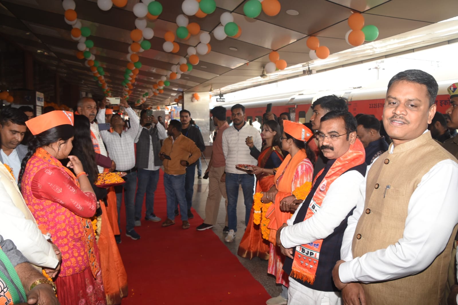 बनारस स्टेशन पर तमिल मेहमानों का स्वागत करते अफसर बनारस स्टेशन पर तमिल मेहमानों का स्वागत करते अफसर