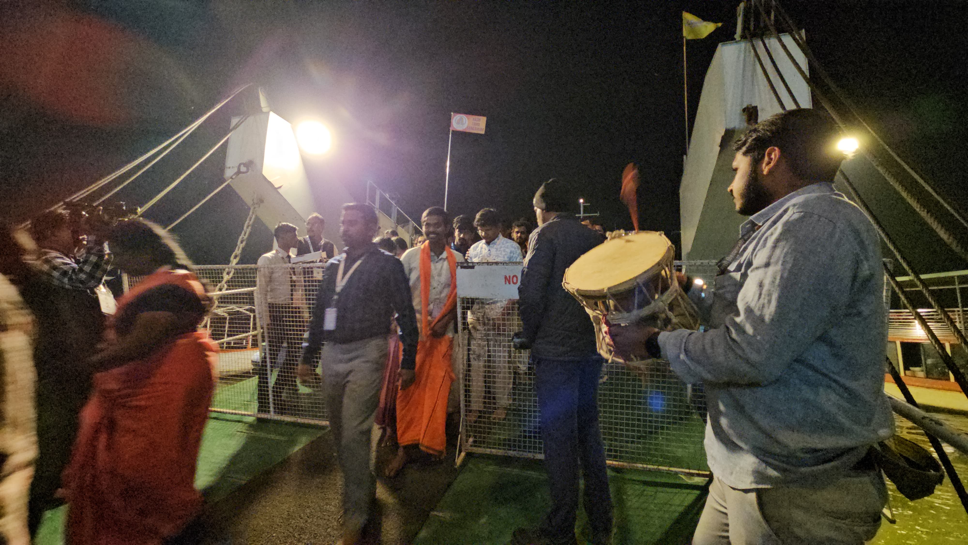तमिल मेहमान बाबा विश्वनाथ के दरबार में तमिल मेहमान बाबा विश्वनाथ के दरबार में