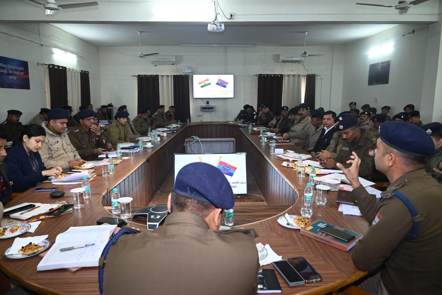 बैठक लेते एसएसपी बैठक लेते एसएसपी
