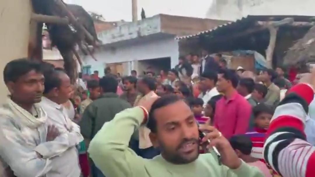पति ने फरसे से पत्नी का गला काटकर उतारा मौत के घाट पति ने फरसे से पत्नी का गला काटकर उतारा मौत के घाट