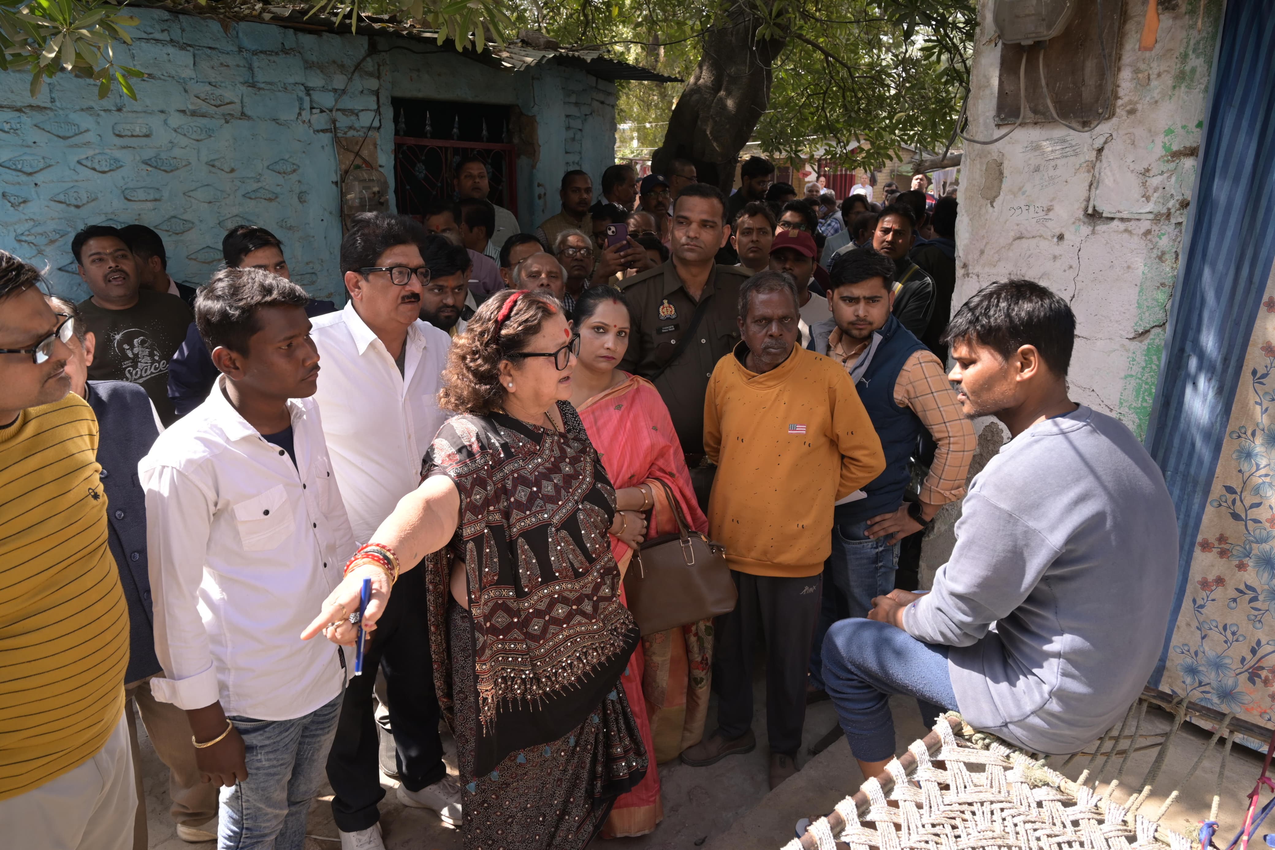 निरीक्षण के दौरान महापौर प्रमिला पांडेय निरीक्षण के दौरान महापौर प्रमिला पांडेय