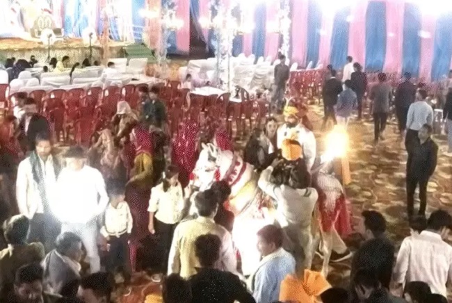 तोरण मारने के बाद घोड़ी पर दुल्हे तोरण मारने के बाद घोड़ी पर दुल्हे