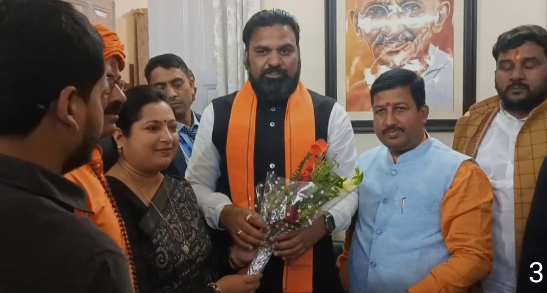 उप मुख्यमंत्री का स्वागत करते भाजपा कार्यकर्ता उप मुख्यमंत्री का स्वागत करते भाजपा कार्यकर्ता