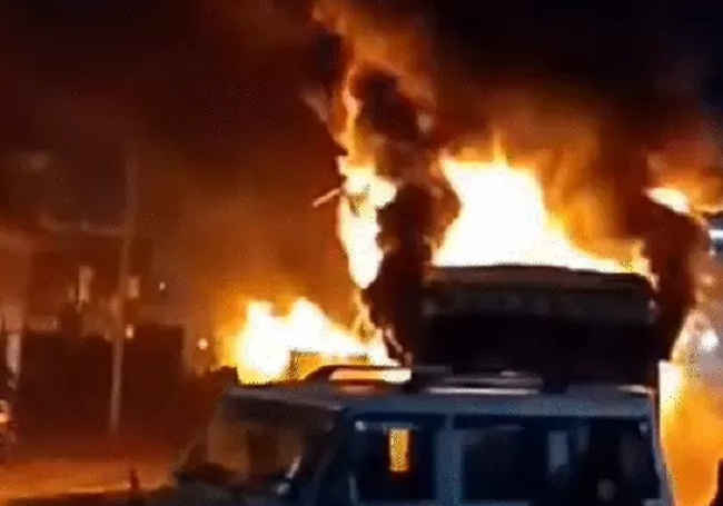 सिंगरौली में हादसे में दो युवकों की मौत के ग्रामीणों में बसों में लगाई आग सिंगरौली में हादसे में दो युवकों की मौत के ग्रामीणों में बसों में लगाई आग