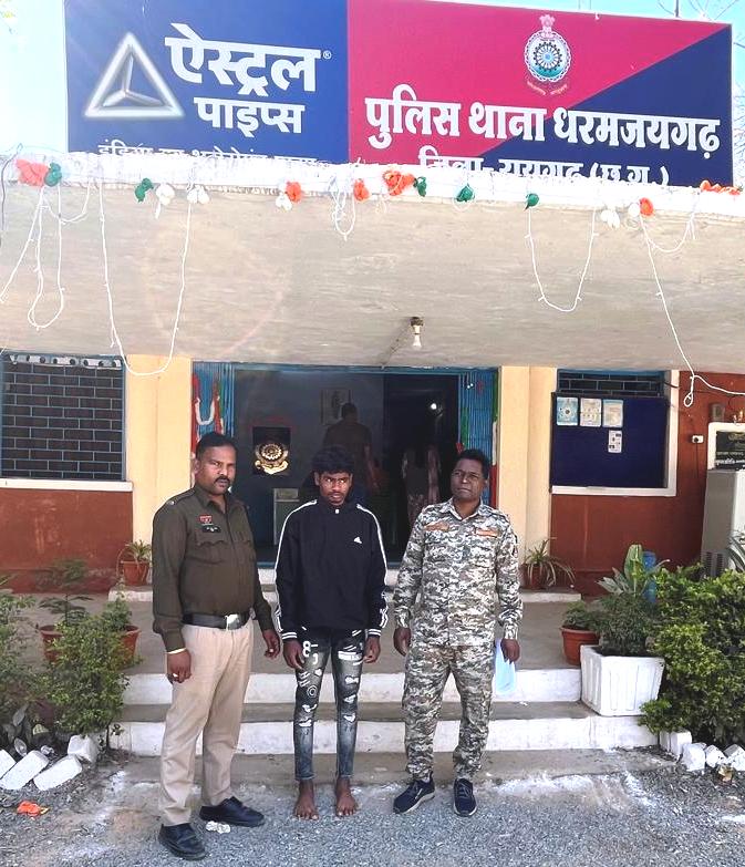 पुलिस के गिरफ्त में आरोपी पुलिस के गिरफ्त में आरोपी