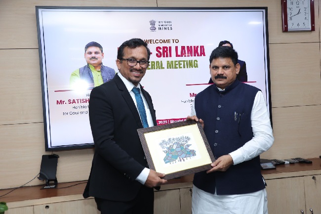 नई दिल्लीः केंद्रीय कोयला और खान राज्य मंत्री सतीश चंद्र दुबे शनिवार को शास्त्री भवन में श्रीलंका सरकार के उद्योग और उद्यमिता विकास मंत्री सुनील हंडुनेट्टी के साथ बैठक के बाद एमओयू के दस्तावेजों के साथ नई दिल्लीः केंद्रीय कोयला और खान राज्य मंत्री सतीश चंद्र दुबे शनिवार को शास्त्री भवन में श्रीलंका सरकार के उद्योग और उद्यमिता विकास मंत्री सुनील हंडुनेट्टी के साथ बैठक के बाद एमओयू के दस्तावेजों के साथ